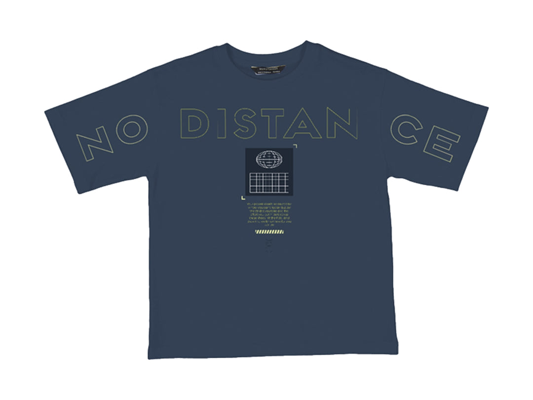 Camiseta azul marino de manga corta con estampado gráfico y texto en color beige en el pecho.