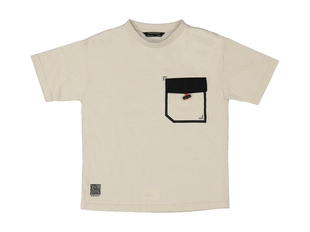 Camiseta de manga corta color cuarzo con un bolsillo frontal detallado en color negro.