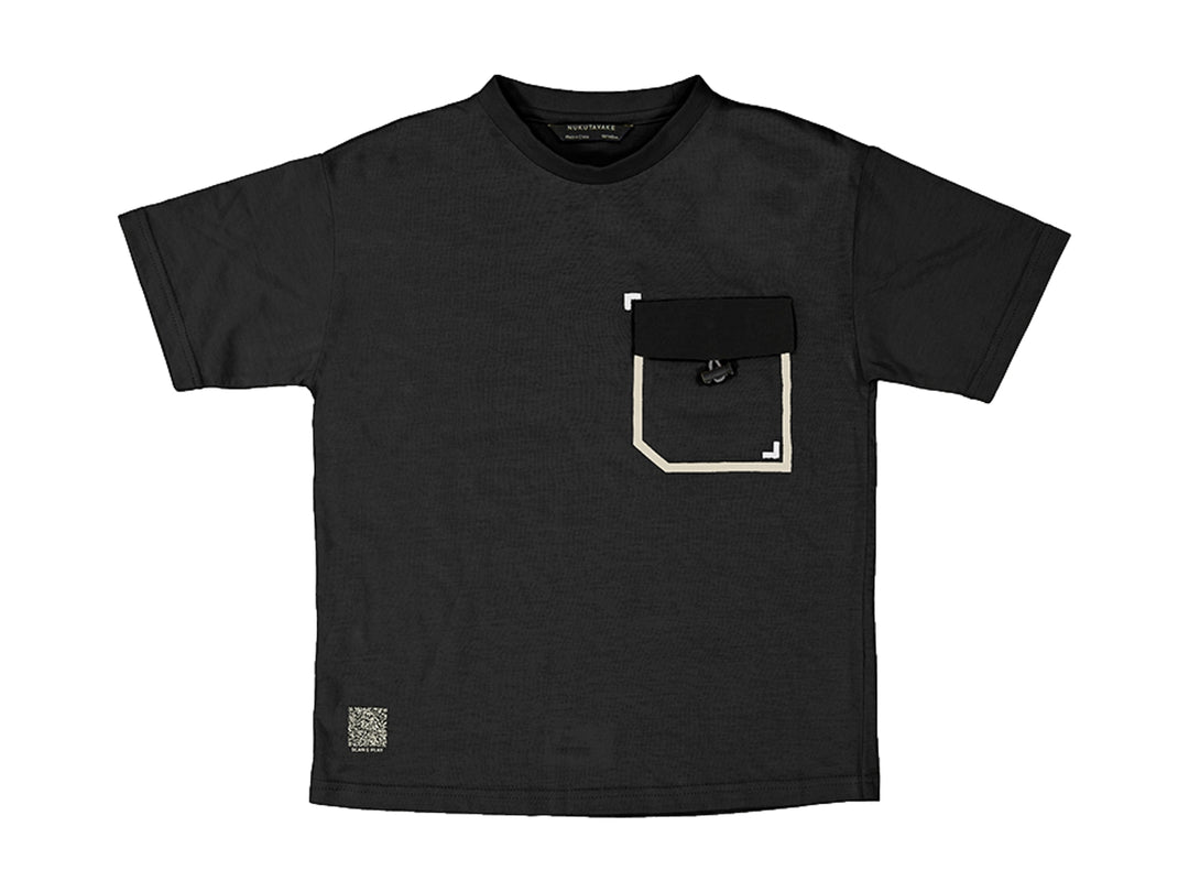 Camiseta negra de manga corta para niño con un bolsillo frontal detallado en color blanco.
