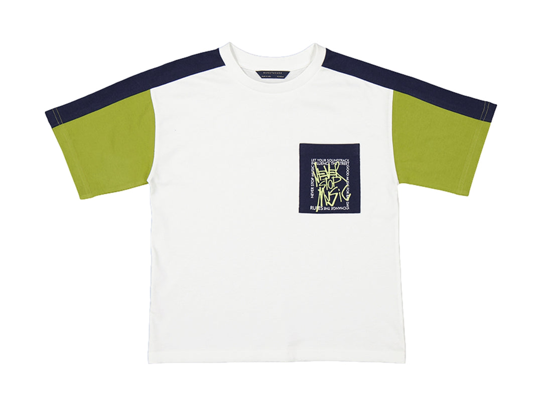 Camiseta blanca para niño con mangas en color verde y azul marino, incluye un bolsillo frontal con diseño gráfico.