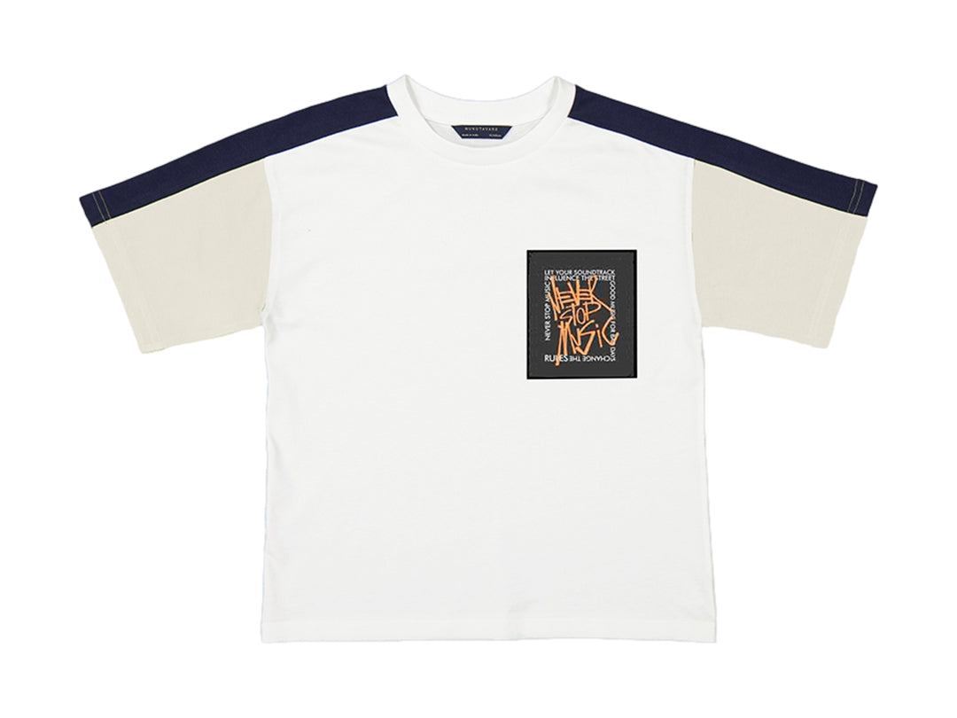 Camiseta blanca de manga corta con detalles en azul marino y crema, con un gráfico cuadrado en el pecho.