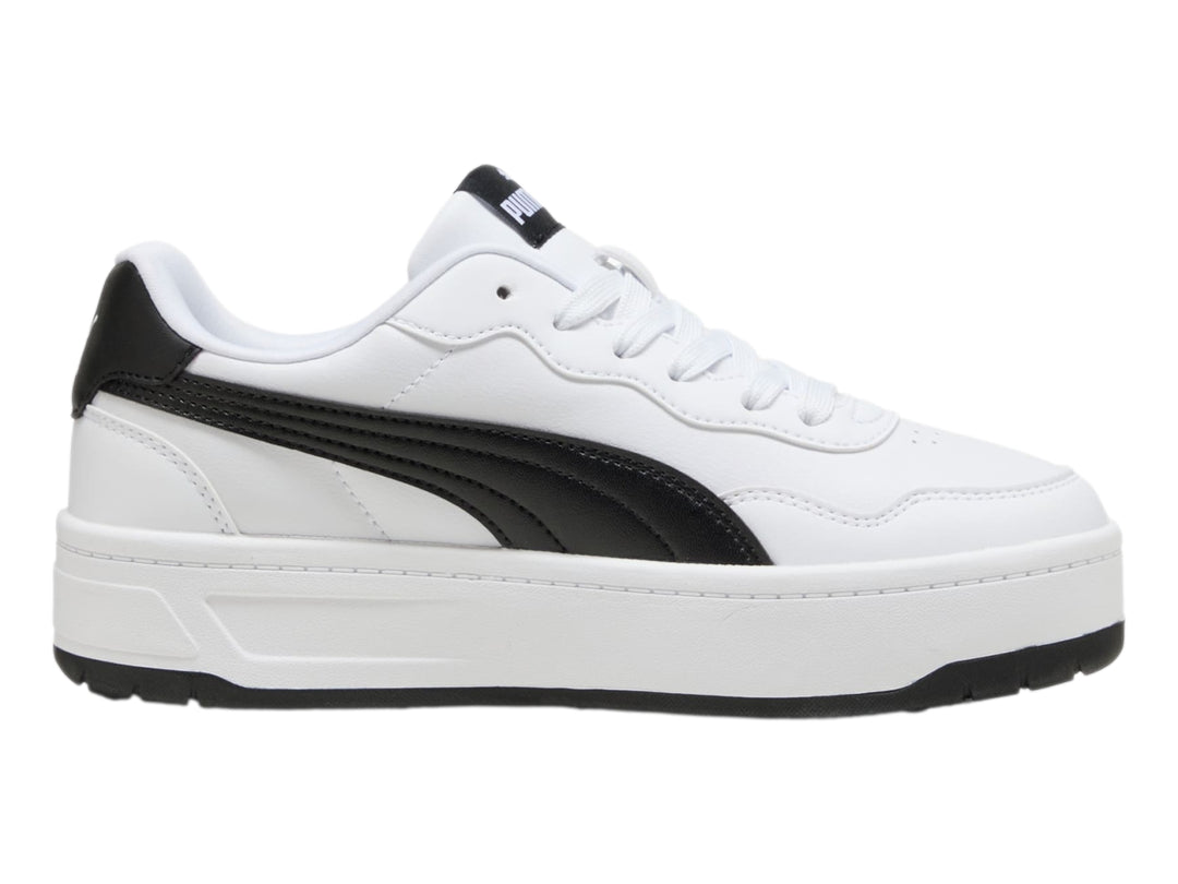 Tenis PUMA Court Lally Skye en color blanco con detalles laterales en negro y suela de plataforma blanca.