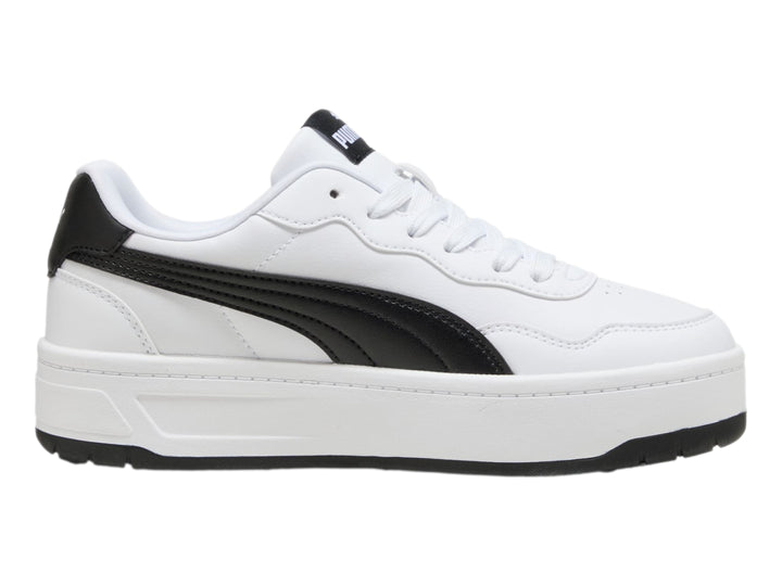Tenis PUMA Court Lally Skye en color blanco con detalles laterales en negro y suela de plataforma blanca.