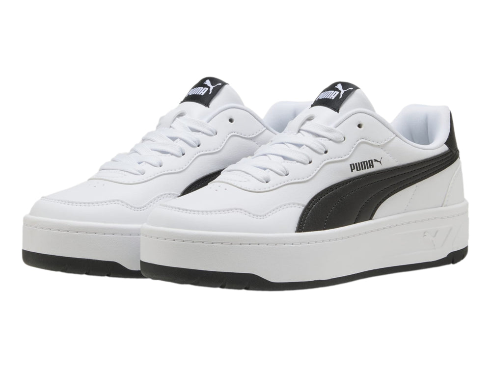 Tenis PUMA Court Lally Skye en color blanco con detalles laterales en negro y suela de plataforma blanca.