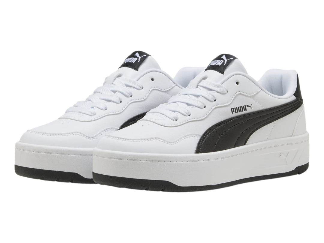 Tenis PUMA Court Lally Skye en color blanco con detalles laterales en negro y suela de plataforma blanca.