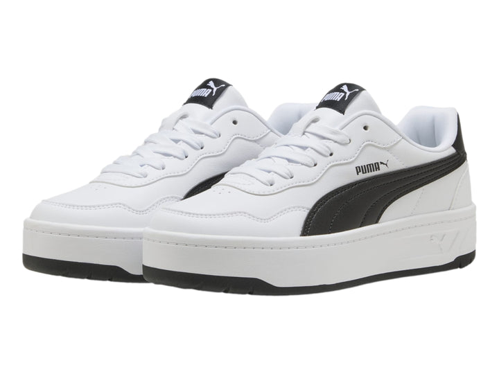 Tenis PUMA Court Lally Skye en color blanco con detalles laterales en negro y suela de plataforma blanca.