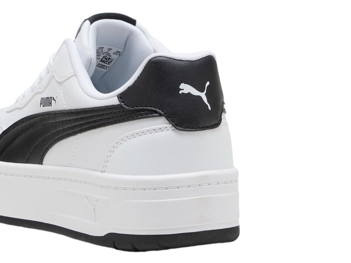 Tenis PUMA Court Lally Skye en color blanco con detalles laterales en negro y suela de plataforma blanca.