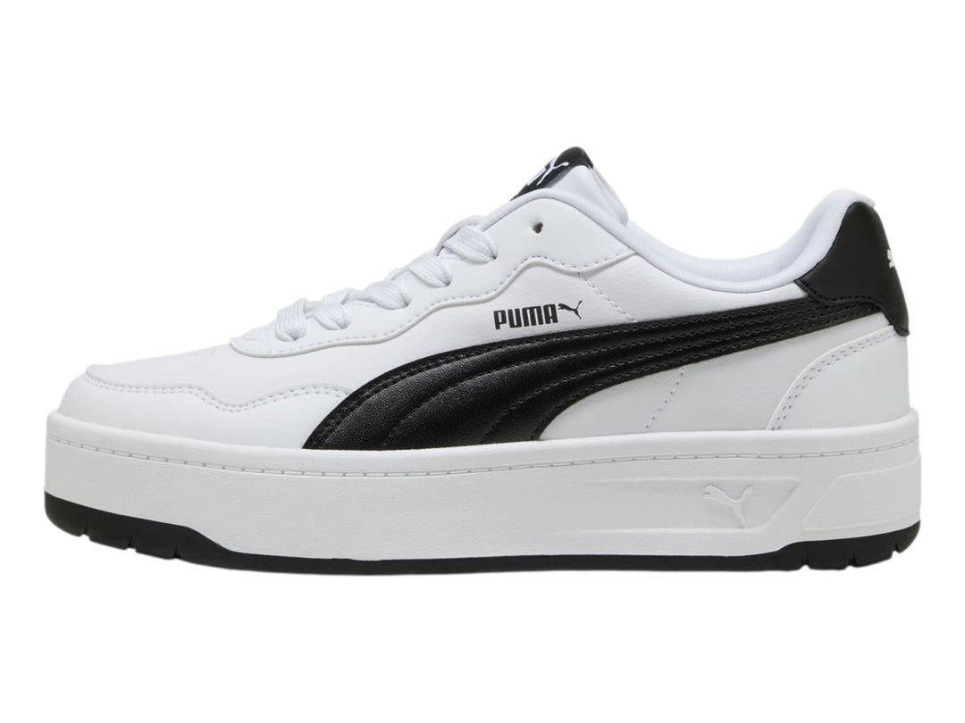 Tenis PUMA Court Lally Skye en color blanco con detalles laterales en negro y suela de plataforma blanca.