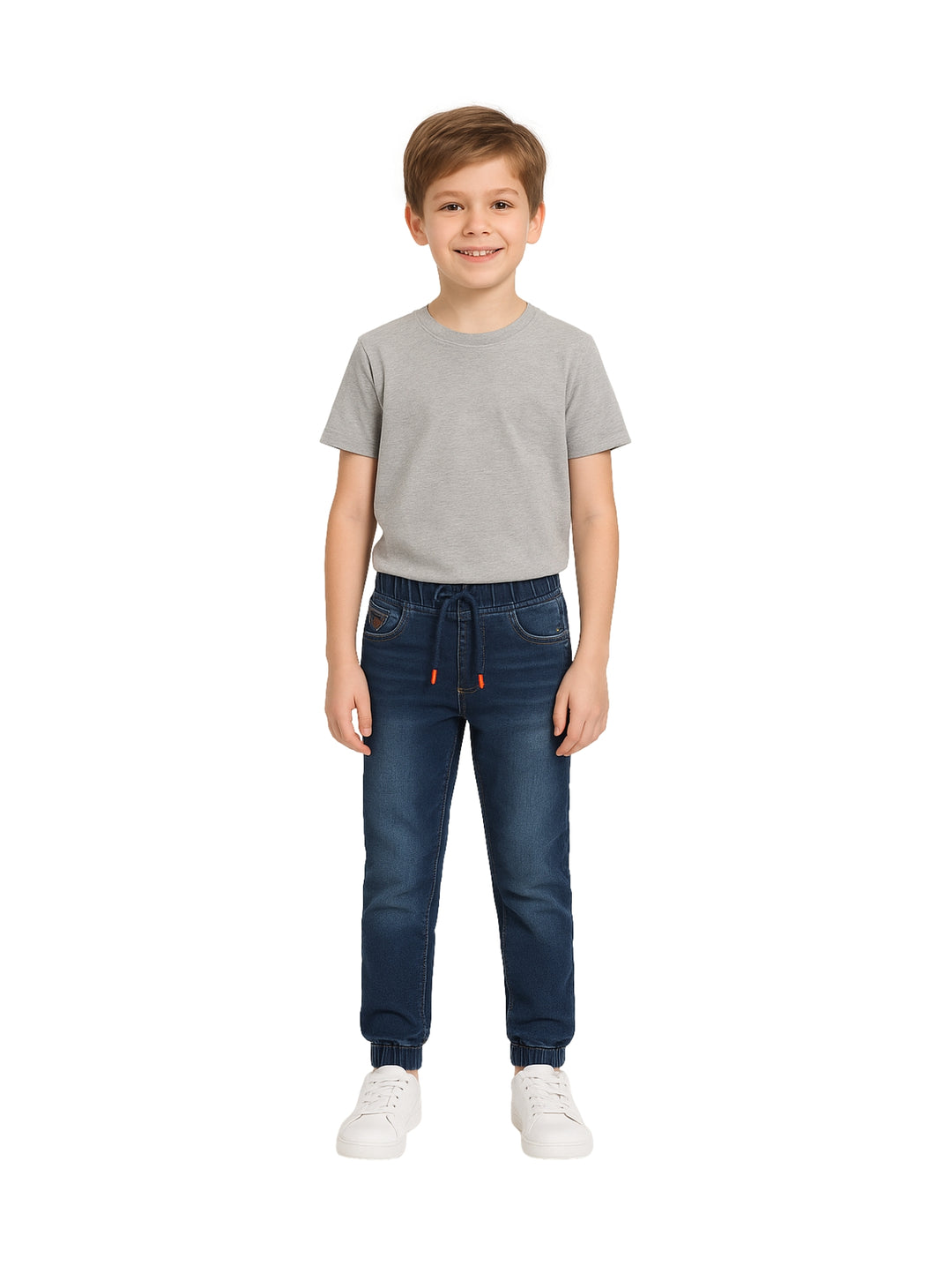 Niño vistiendo pantalones jogger de mezclilla azul con cintura elástica y cordones.