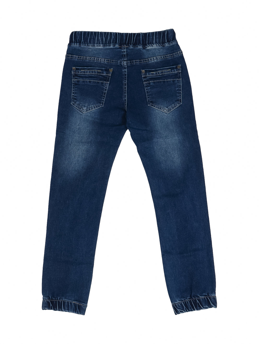Niño vistiendo pantalones jogger de mezclilla azul con cintura elástica y cordones.