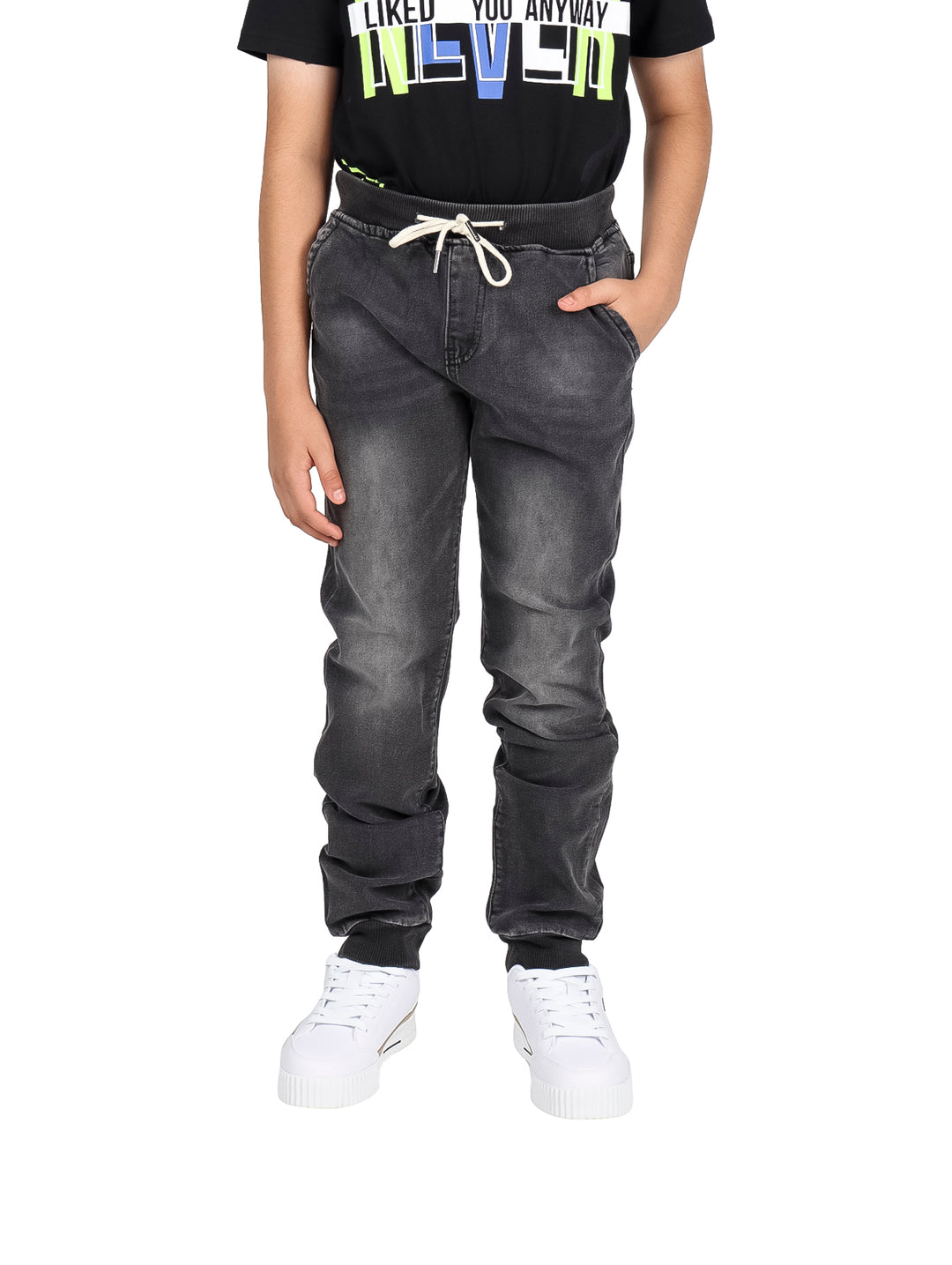 Pantalones jogger de mezclilla color negro con cintura elástica y cordón blanco para niño.