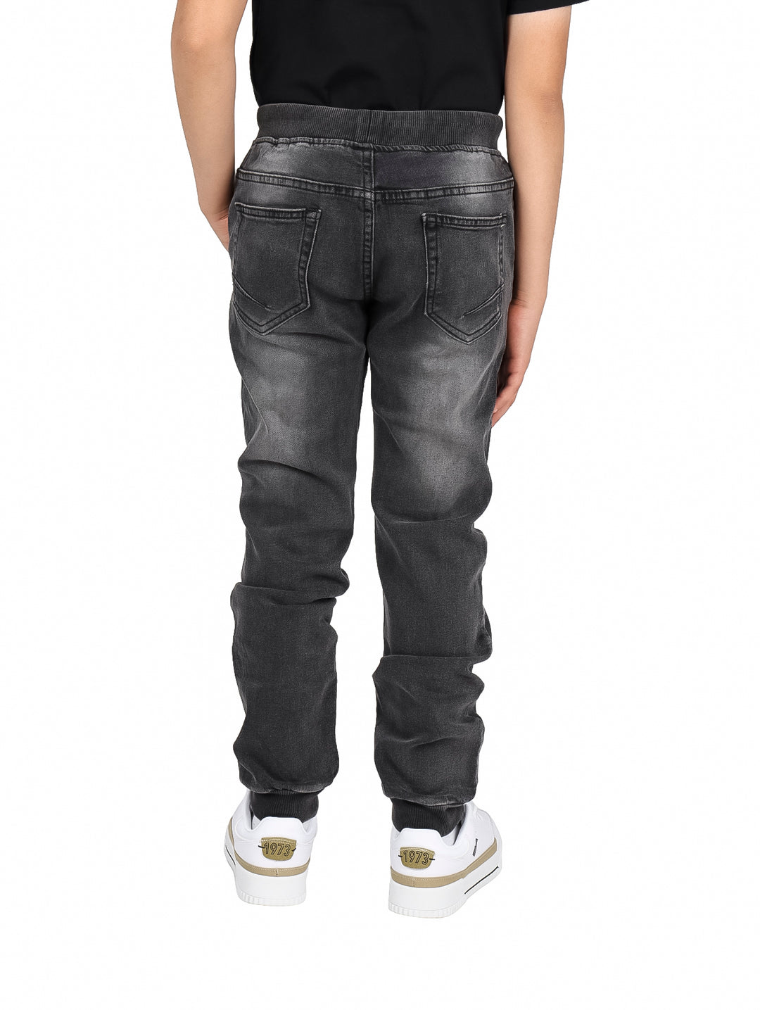 Pantalones jogger de mezclilla color negro con cintura elástica y cordón blanco para niño.
