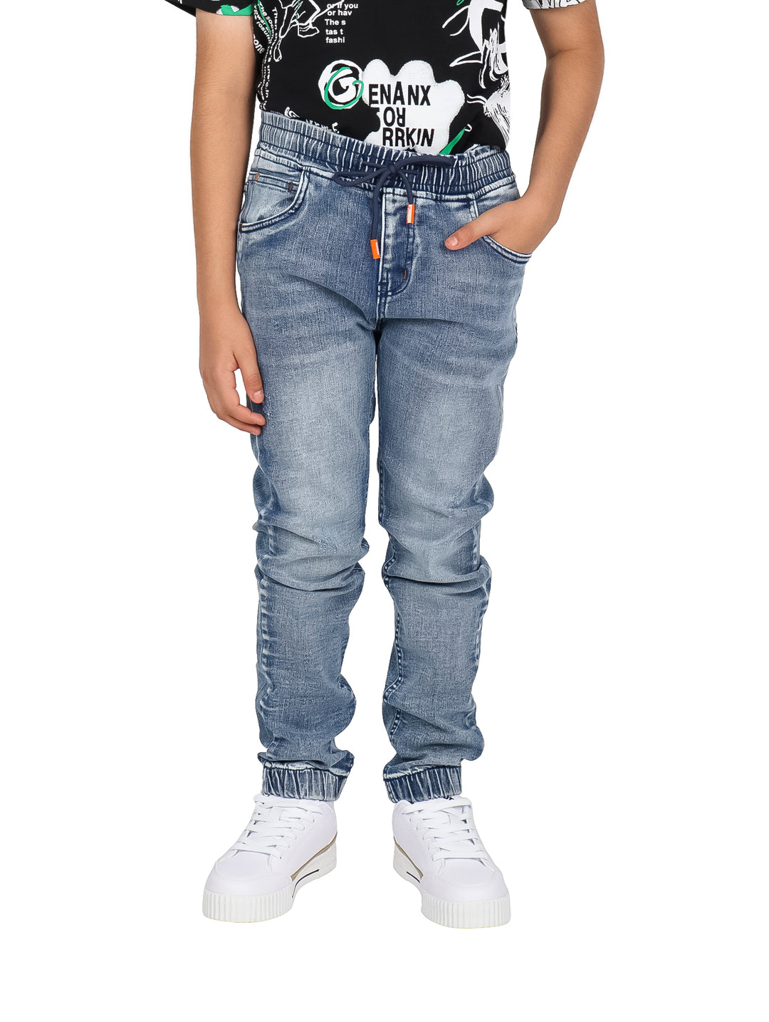 Pantalón jogger para niño en color azul denim con cintura y tobillos elásticos.