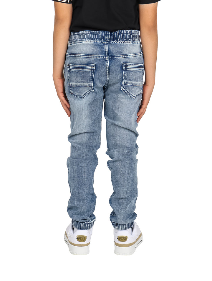 Pantalón jogger para niño en color azul denim con cintura y tobillos elásticos.