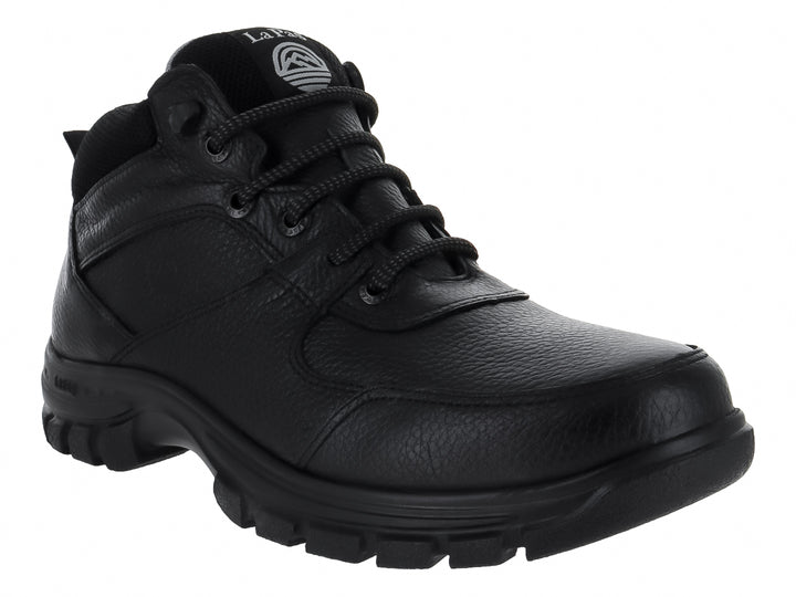 Bota casual de cuero color negro con agujetas y suela robusta para hombre.