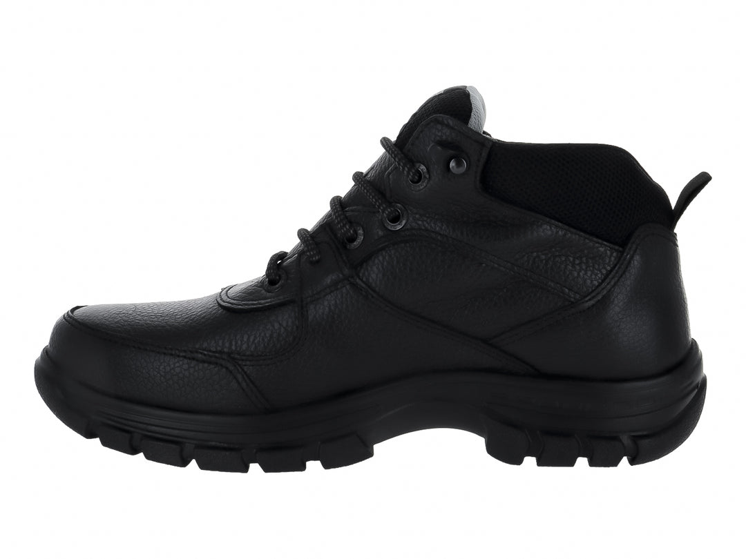 Bota casual de cuero color negro con agujetas y suela robusta para hombre.