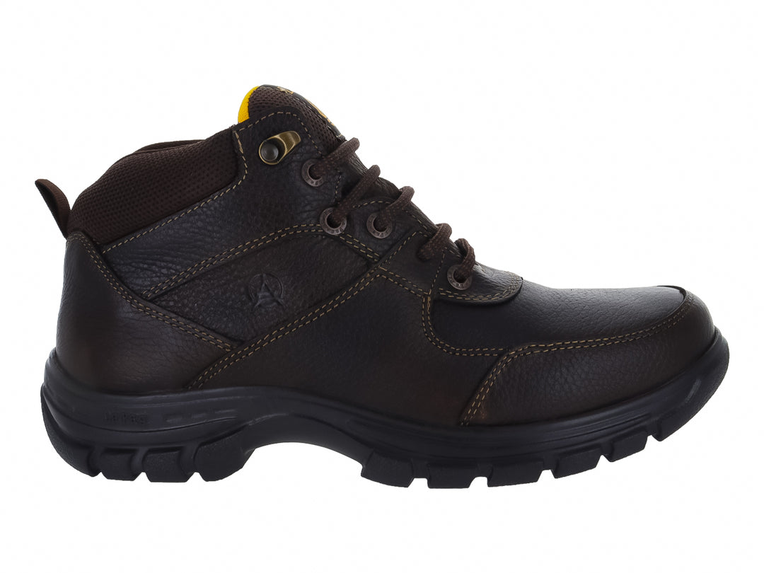 Bota de cuero color café con suela negra gruesa y agujetas.