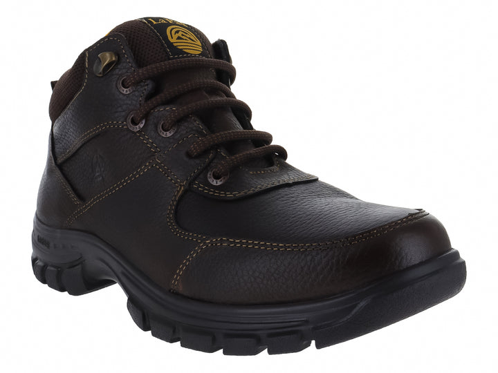 Bota de cuero color café con suela negra gruesa y agujetas.