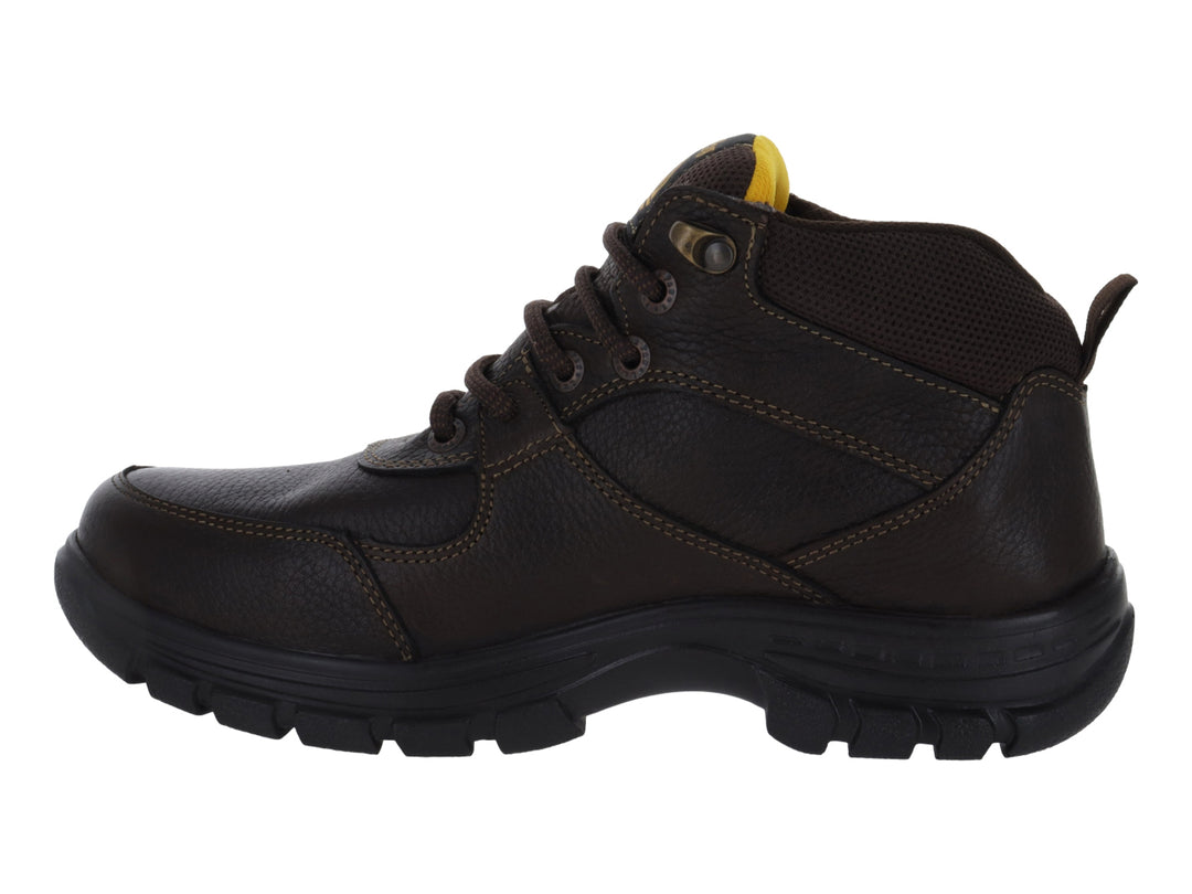 Bota de cuero color café con suela negra gruesa y agujetas.