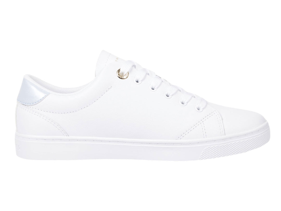 Tenis Tommy Hilfiger color blanco con detalle plateado en el talón y cordones blancos.