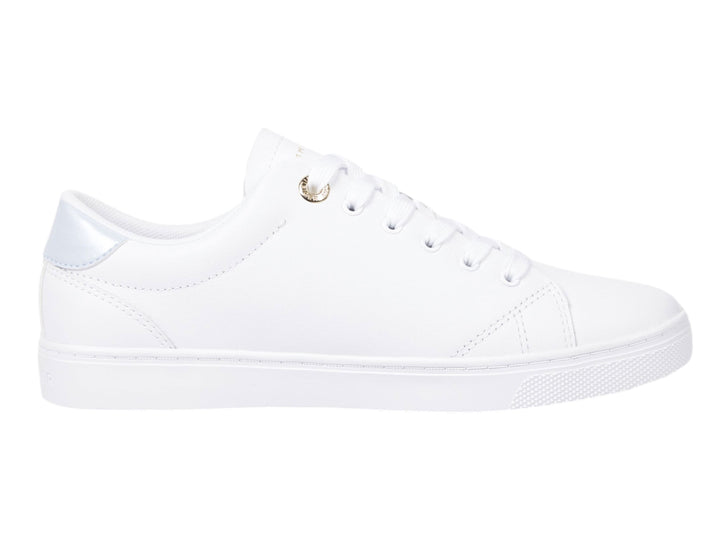 Tenis Tommy Hilfiger color blanco con detalle plateado en el talón y cordones blancos.