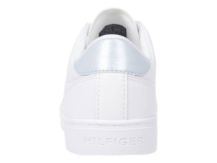 Tenis Tommy Hilfiger color blanco con detalle plateado en el talón y cordones blancos.