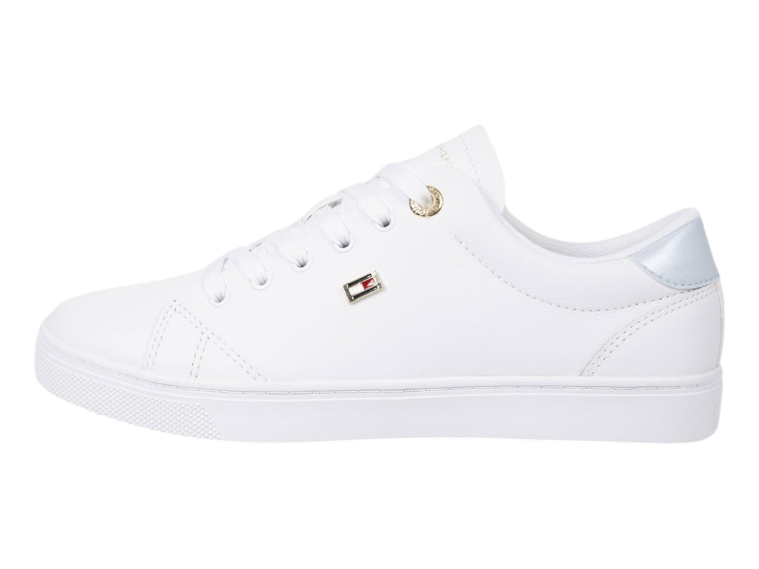 Tenis Tommy Hilfiger color blanco con detalle plateado en el talón y cordones blancos.