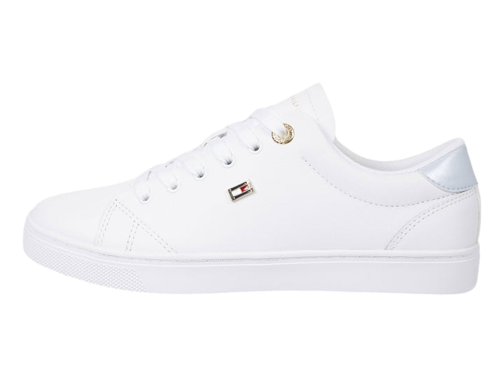 Tenis Tommy Hilfiger color blanco con detalle plateado en el talón y cordones blancos.