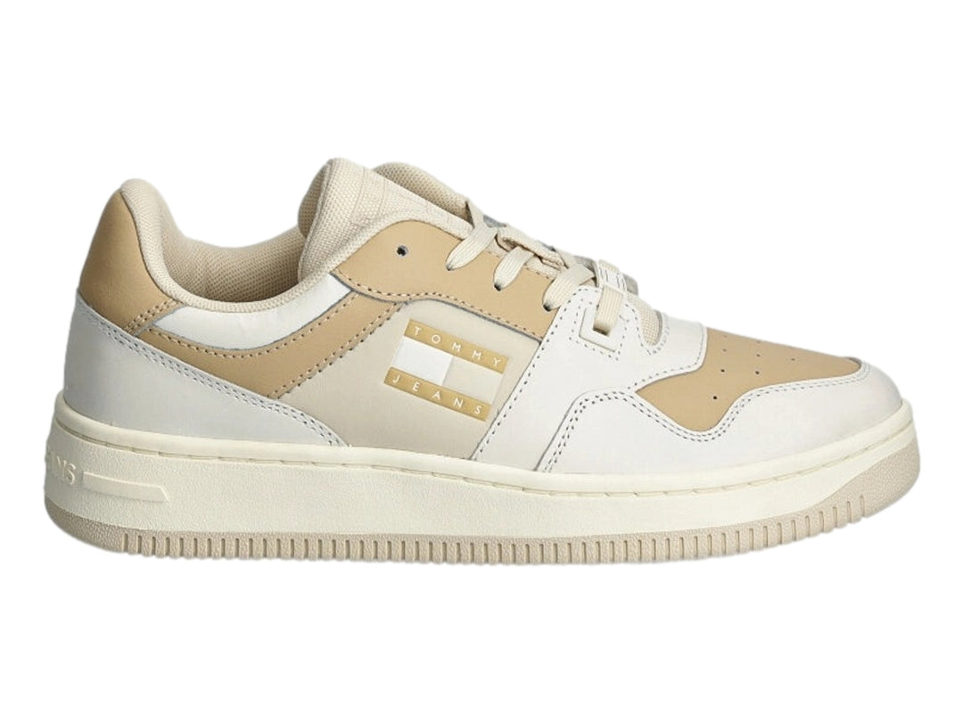 Tenis Tommy Hilfiger en tonos beige y blanco con diseño retro y suela plana.