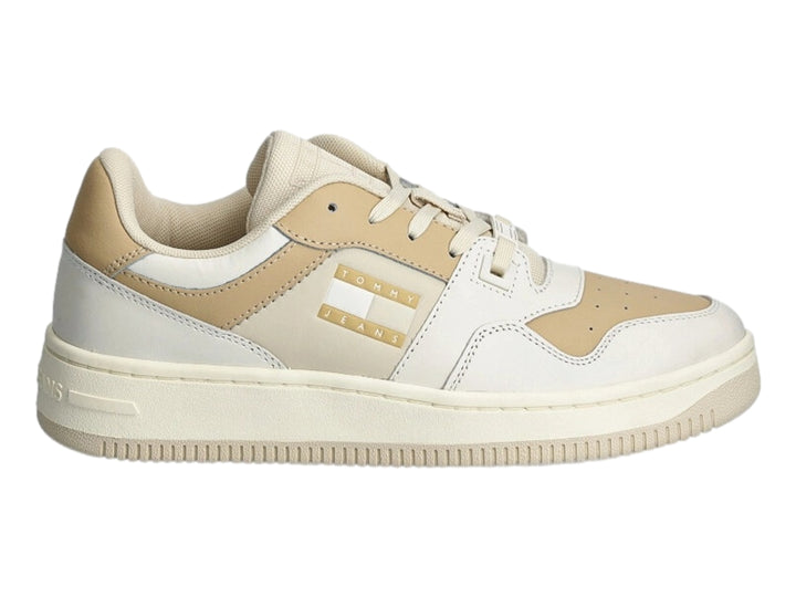 Tenis Tommy Hilfiger en tonos beige y blanco con diseño retro y suela plana.