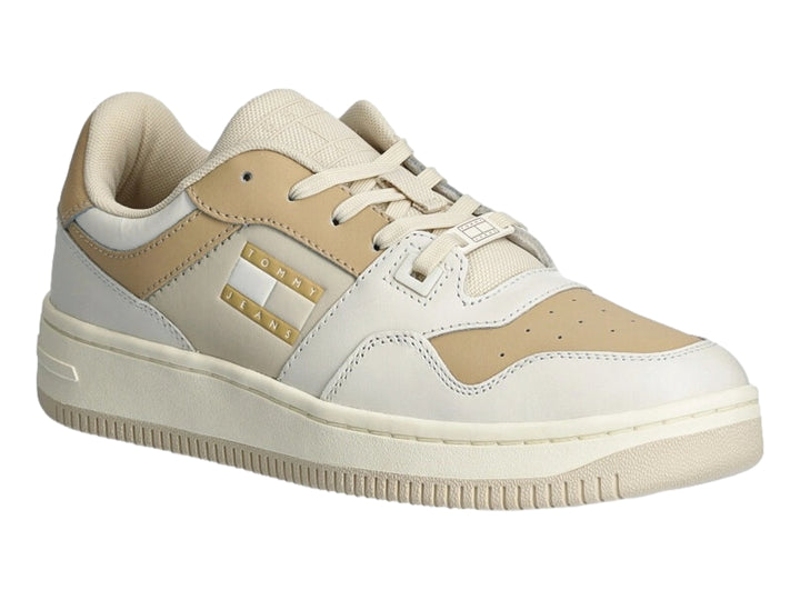 Tenis Tommy Hilfiger en tonos beige y blanco con diseño retro y suela plana.