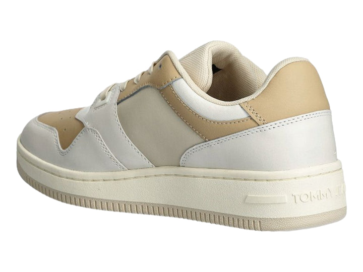 Tenis Tommy Hilfiger en tonos beige y blanco con diseño retro y suela plana.