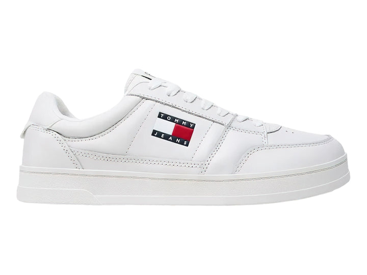 Tenis Tommy Hilfiger color blanco ecru con logo lateral y suela plana blanca.