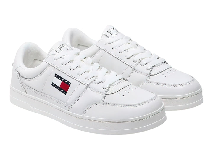 Tenis Tommy Hilfiger color blanco ecru con logo lateral y suela plana blanca.