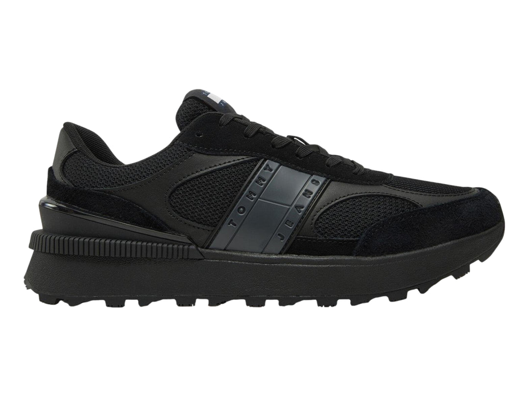 Tenis deportivos Tommy Hilfiger color negro con suela gruesa y detalles en malla y gamuza.