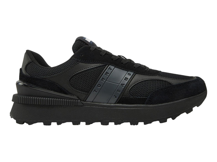 Tenis deportivos Tommy Hilfiger color negro con suela gruesa y detalles en malla y gamuza.