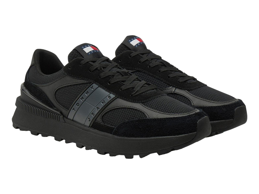 Tenis deportivos Tommy Hilfiger color negro con suela gruesa y detalles en malla y gamuza.