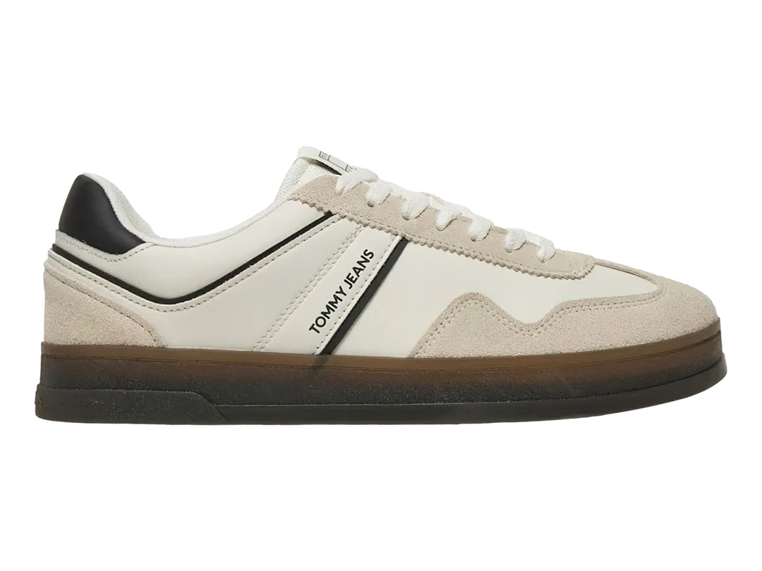 Tenis Tommy Hilfiger modelo The Greenwich en color blanco con detalles en negro y beige, suela de goma oscura.