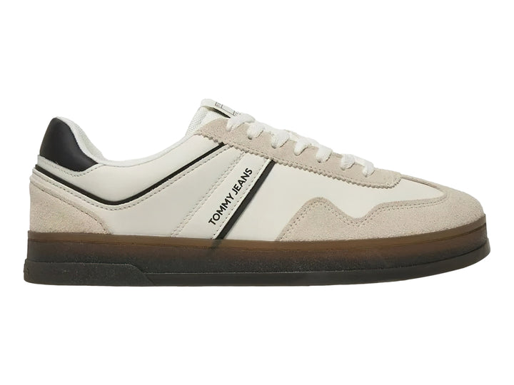 Tenis Tommy Hilfiger modelo The Greenwich en color blanco con detalles en negro y beige, suela de goma oscura.