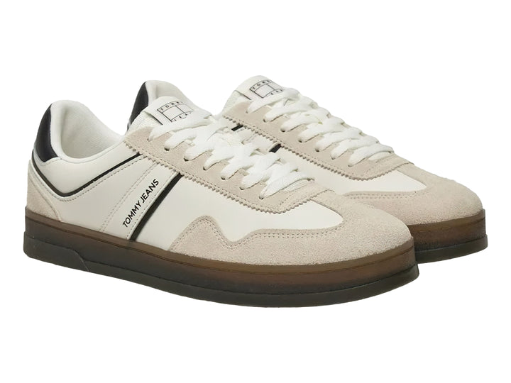 Tenis Tommy Hilfiger modelo The Greenwich en color blanco con detalles en negro y beige, suela de goma oscura.
