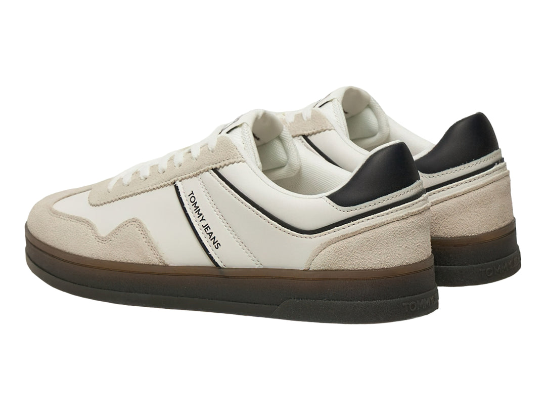 Tenis Tommy Hilfiger modelo The Greenwich en color blanco con detalles en negro y beige, suela de goma oscura.