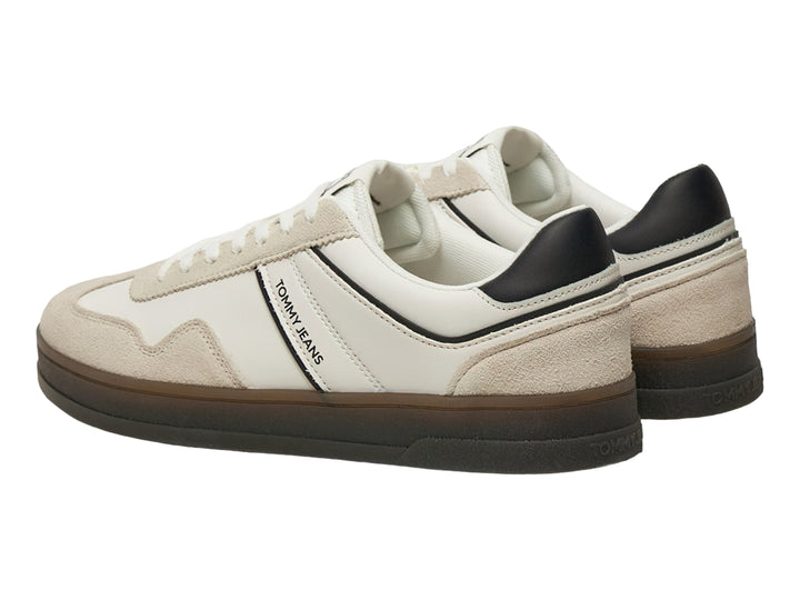Tenis Tommy Hilfiger modelo The Greenwich en color blanco con detalles en negro y beige, suela de goma oscura.