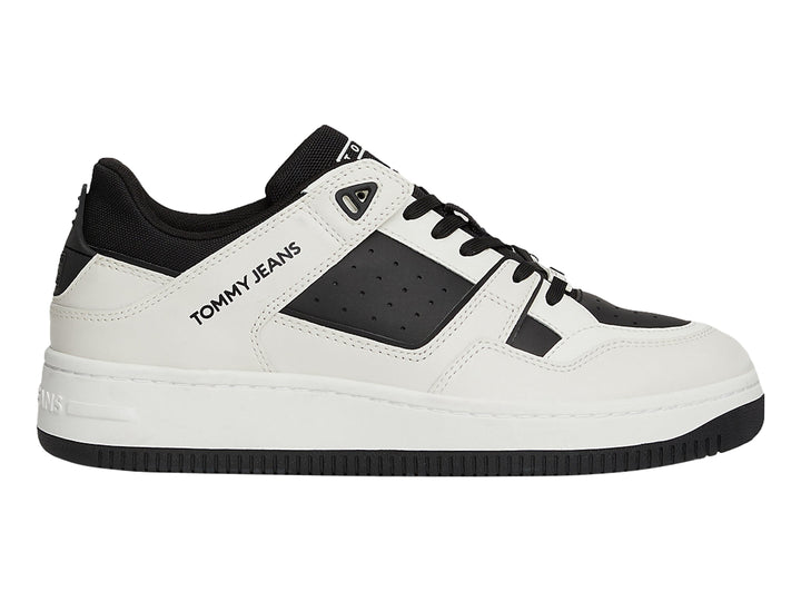 Tenis Tommy Jeans blancos con detalles en negro, estilo basket retro con suela cupsole.