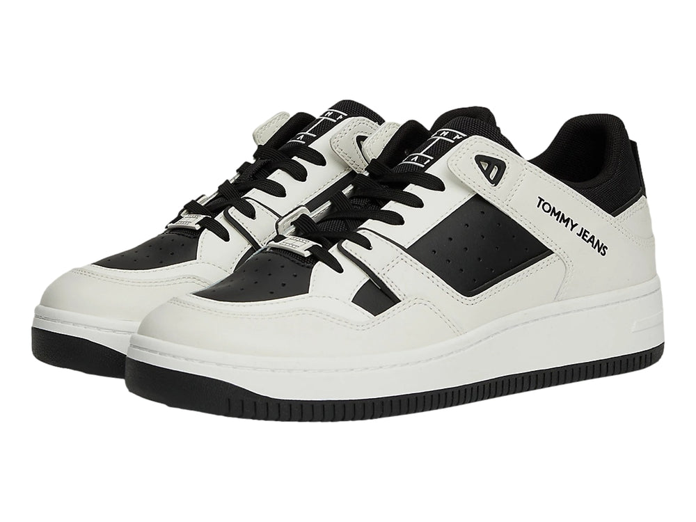 Tenis Tommy Jeans blancos con detalles en negro, estilo basket retro con suela cupsole.