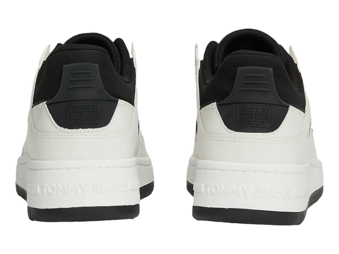 Tenis Tommy Jeans blancos con detalles en negro, estilo basket retro con suela cupsole.