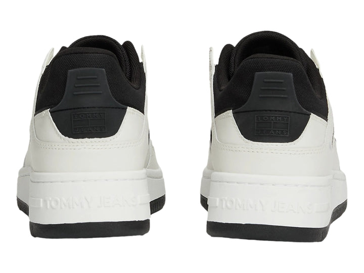 Tenis Tommy Jeans blancos con detalles en negro, estilo basket retro con suela cupsole.