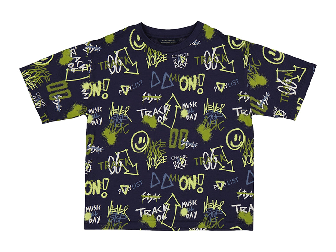 Camiseta color marino para niño con estampado estilo graffiti en color verde lima.
