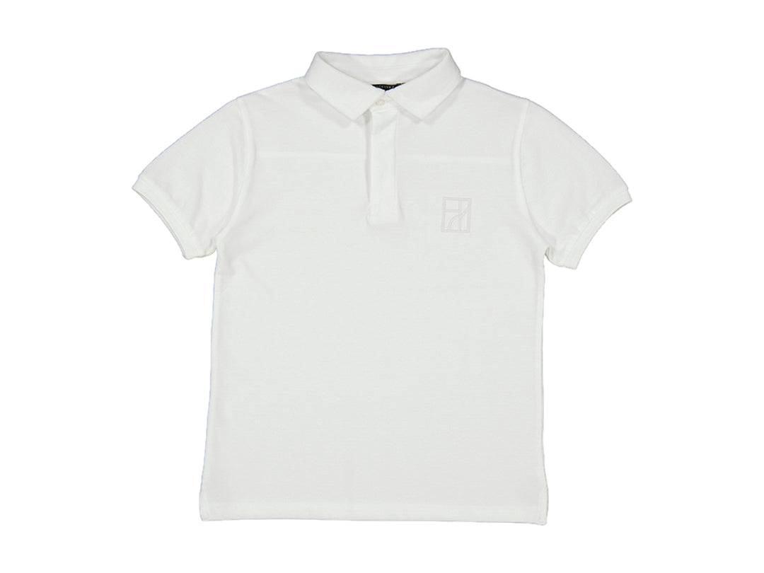 Camiseta polo blanca de manga corta con cuello y pequeño bordado en el pecho para niño.