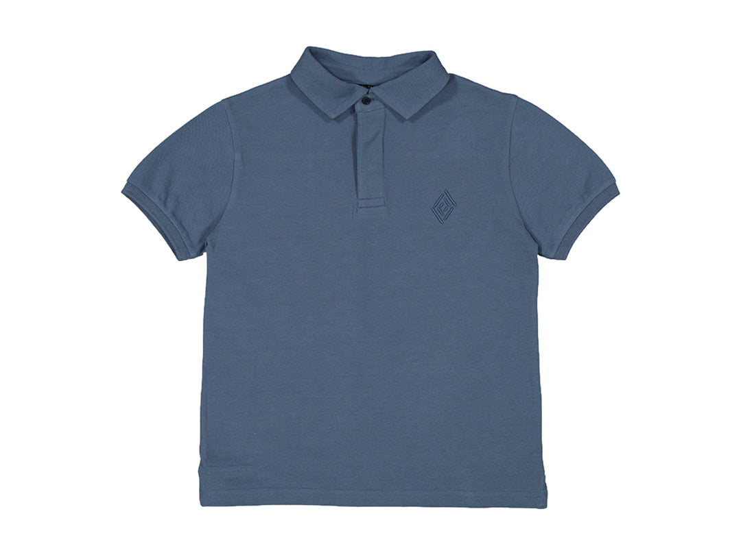 Polo de manga corta color azul horizon con cuello y pequeño bordado en el pecho.
