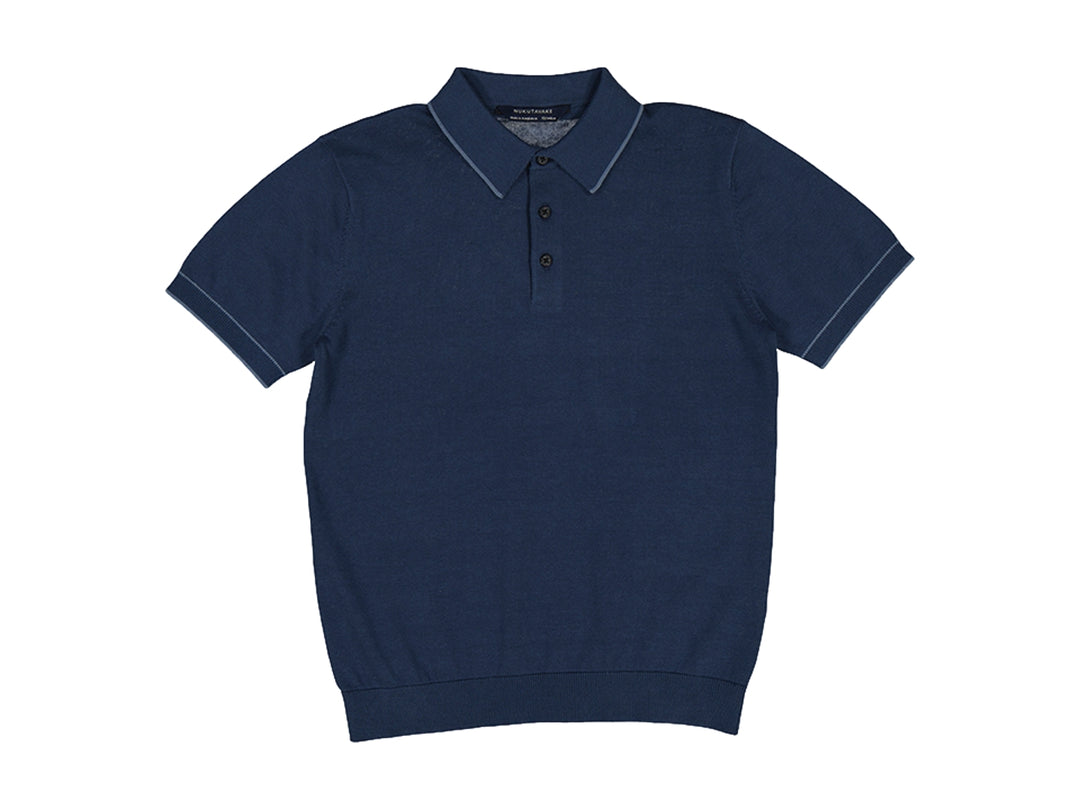 Polo azul marino de manga corta con cuello y botones para niño.